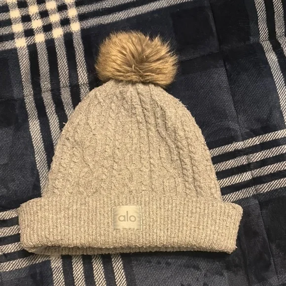 ALO YOGA CABLE KNIT POM BEANIE CAMEL BROWN WOMEN’S ONE SIZE LUXURY WINTER HAT Camel Brown pure cashmere fur pom pom cable knit beanie hat  main image 2